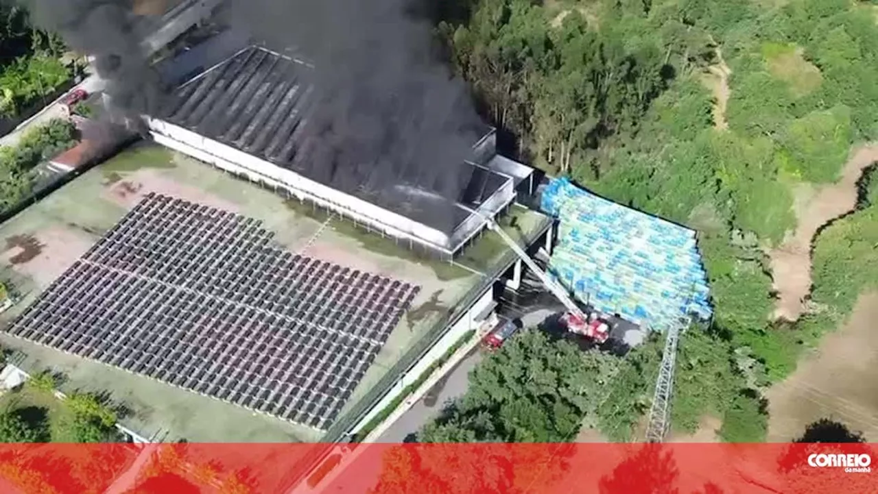 Imagens de drone mostram incêndio em empresa de distribuição de frutas no Marco de Canaveses