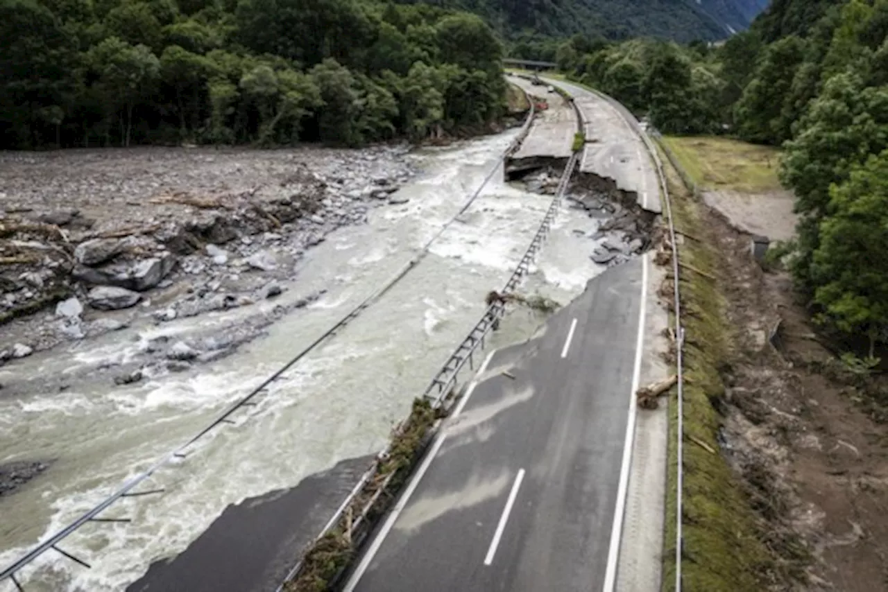 Kilometerslange files aan Gotthardtunnel door gesloten San Bernardinopas na hevige regenval