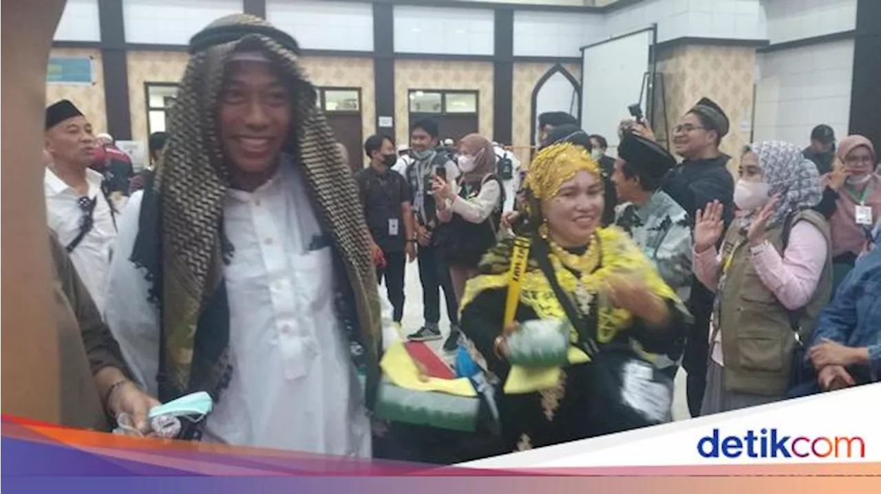 Jemaah Haji Makassar Tampil Nyentrik Saat Kembali, Penuh Perhiasan Emas