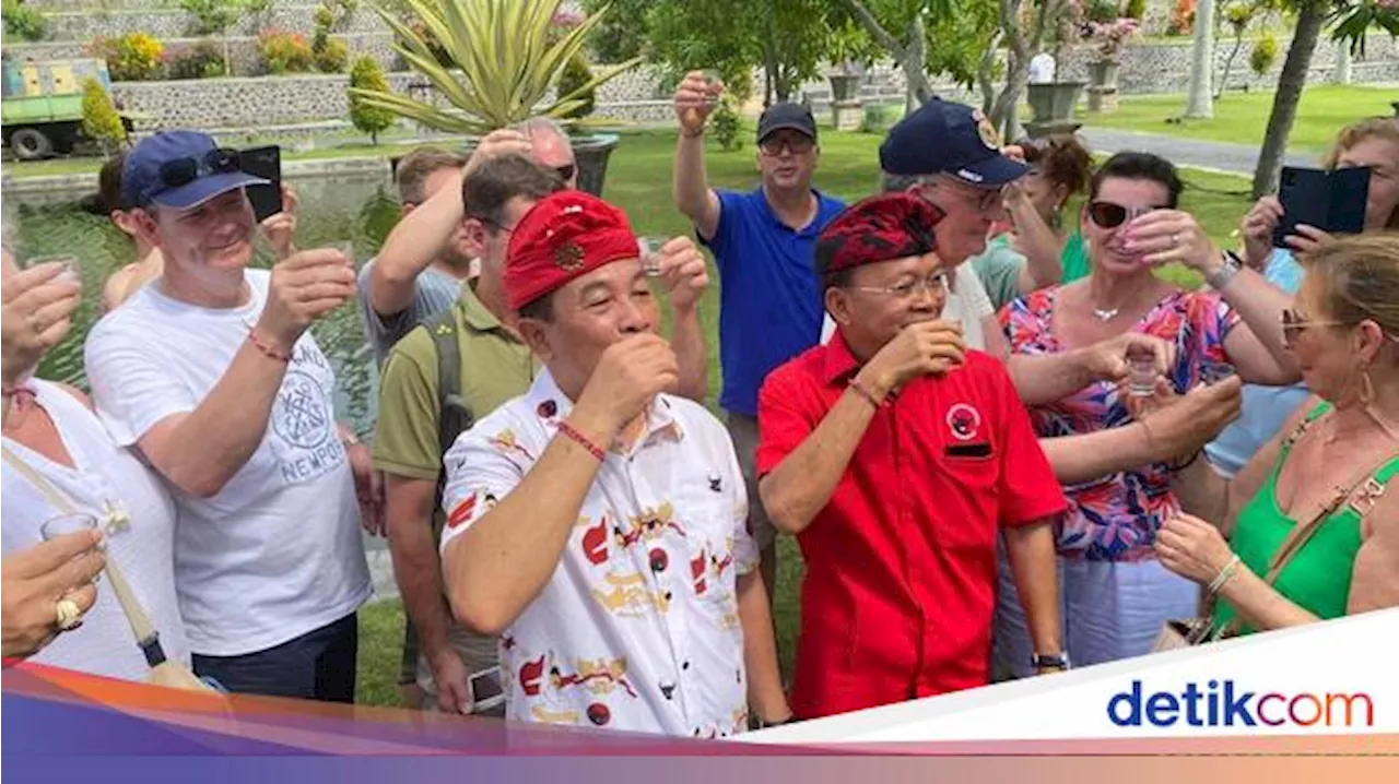 Koster Ajak Turis Asing di Taman Ujung Karangasem Coba Arak Bali