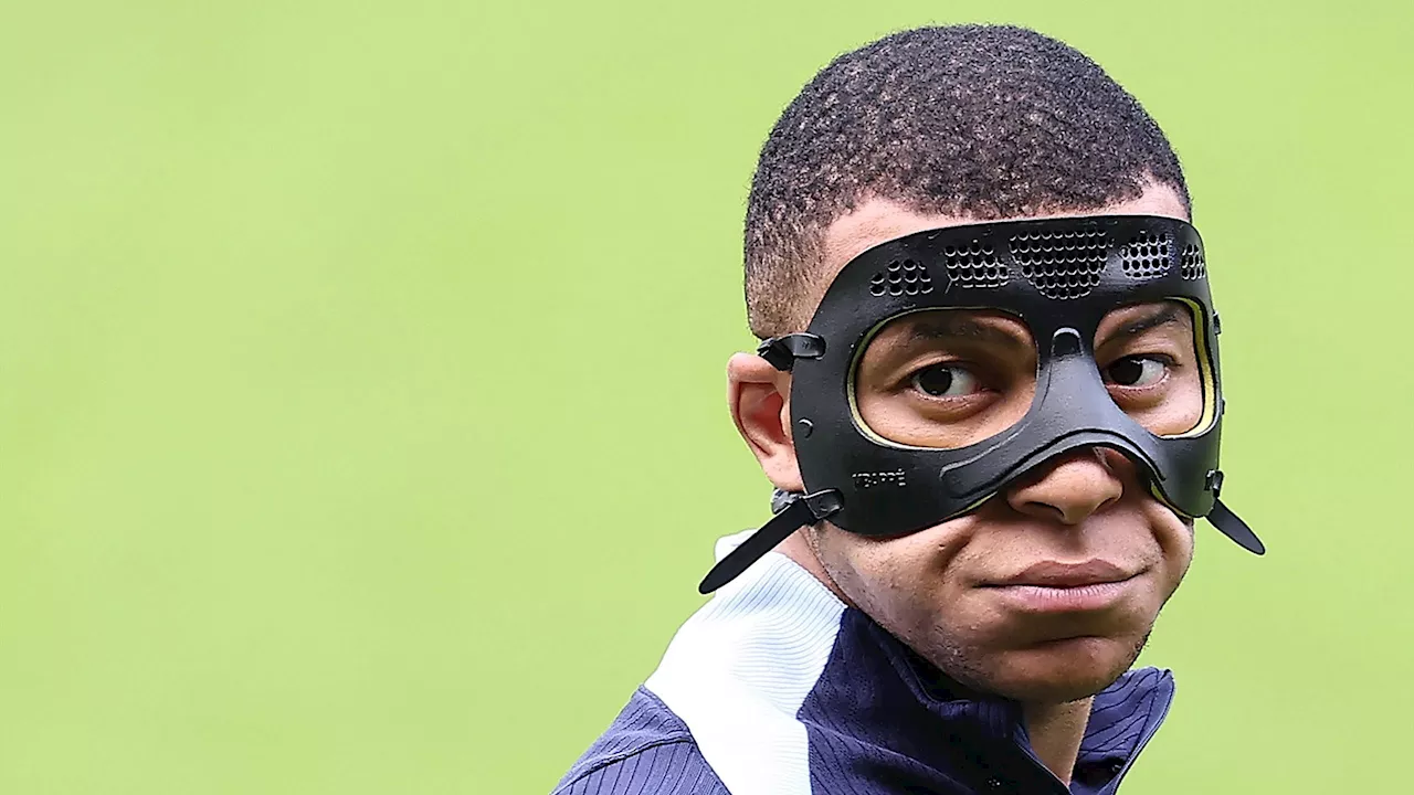 Equipe de France - Bleus - Entraînement et nouveau masque pour Mbappé, Camavinga absent