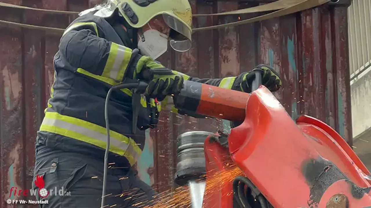 Nö: Ladekran knickt an Unterführung ab → Feuerwehr Wiener Neustadt gefordert