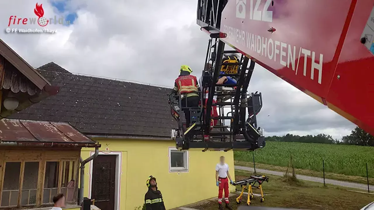 Nö: Rettungsdienst-Tragehilfe per Drehleiter in Waldkirchen an der Thaya