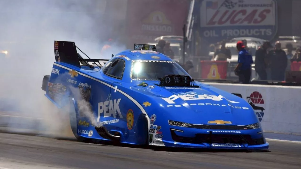 Se incendia el auto del piloto John Force en las nacionales de Virginia