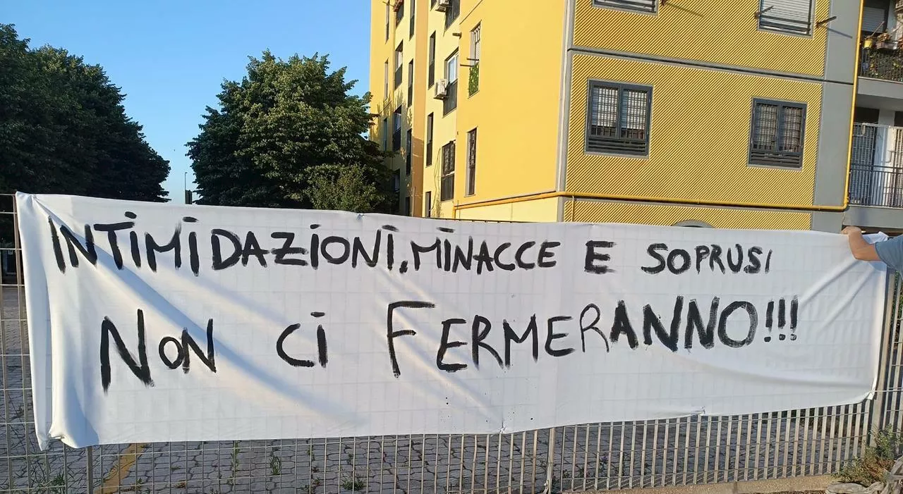 Tor Bella Monaca, striscioni anti-clan: «Via i pusher dal quartiere»