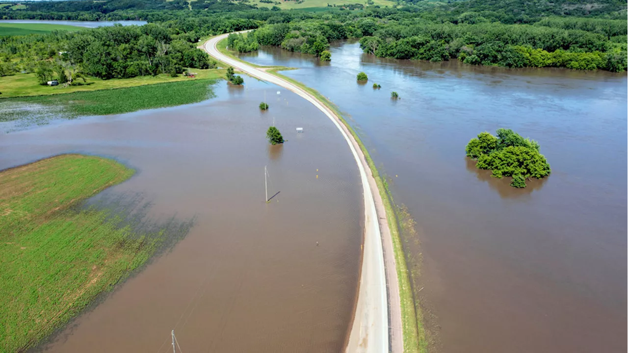 Sweltering heat grips US as Midwest faces severe flooding