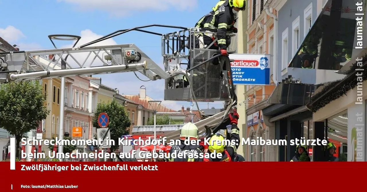 Schreckmoment in Kirchdorf an der Krems: Maibaum stürzte beim Umschneiden auf Gebäudefassade