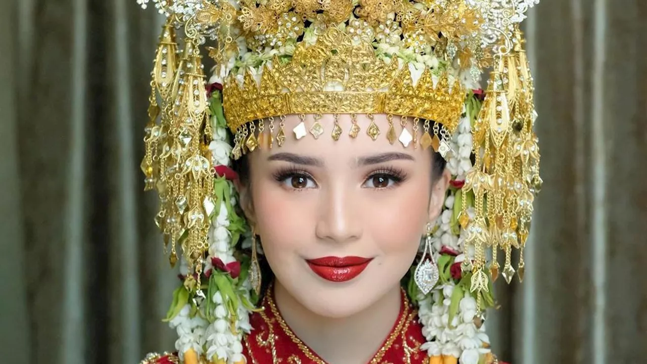 Pesona Beby Tsabina Berbalut Baju Pengantin Aceh Dara Baro, Lipstik Merah Jadi Sorotan