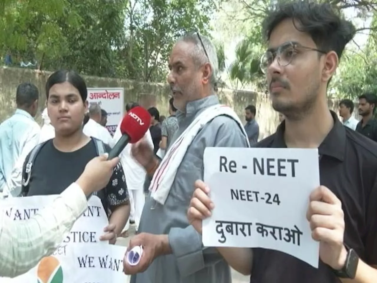 NEET Paper Leak: छात्र और उनके अभिभावकों का जंतर-मंतर पर प्रदर्शन