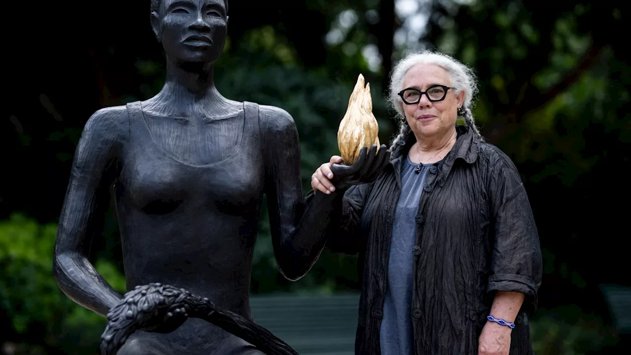 Paris: la sculpture symbole des Jeux Olympiques dévoilée au pied des Champs-Élysées