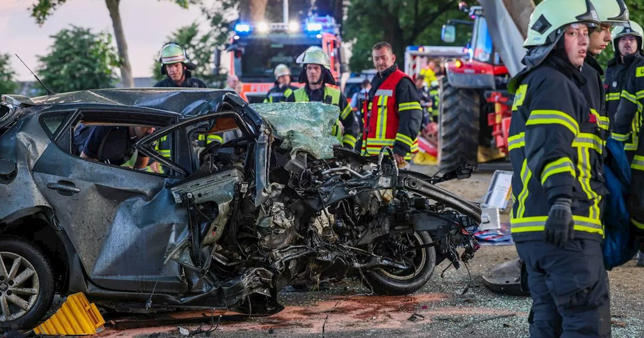 Remscheid: Seat kracht gegen Traktor – Motorblock aus Auto gerissen