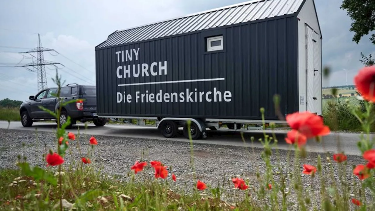 Kapelle on Tour: Mobile Tiny Church: Mini-Kirche auf Rädern und zum Ausleihen