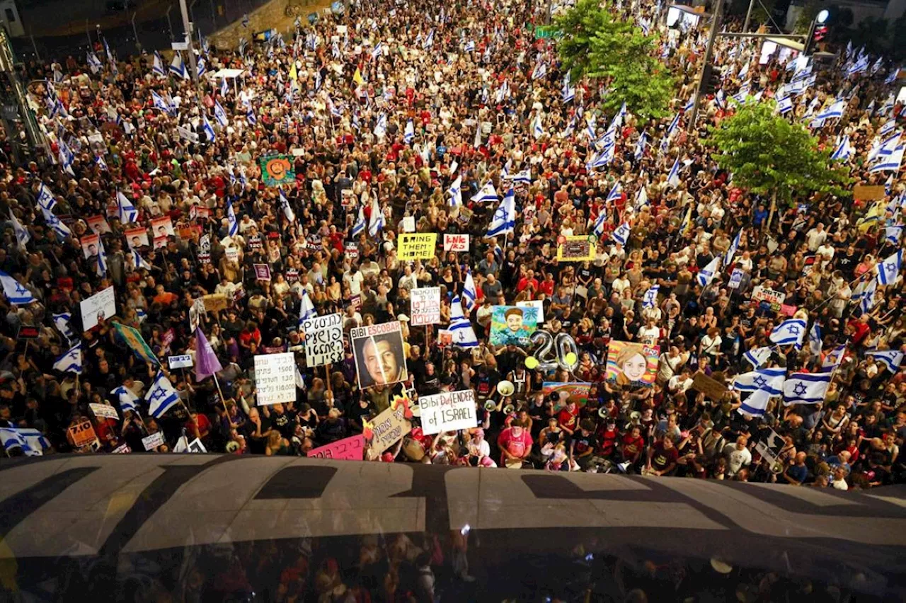 Waving flags, tens of thousands rally against Israeli govt