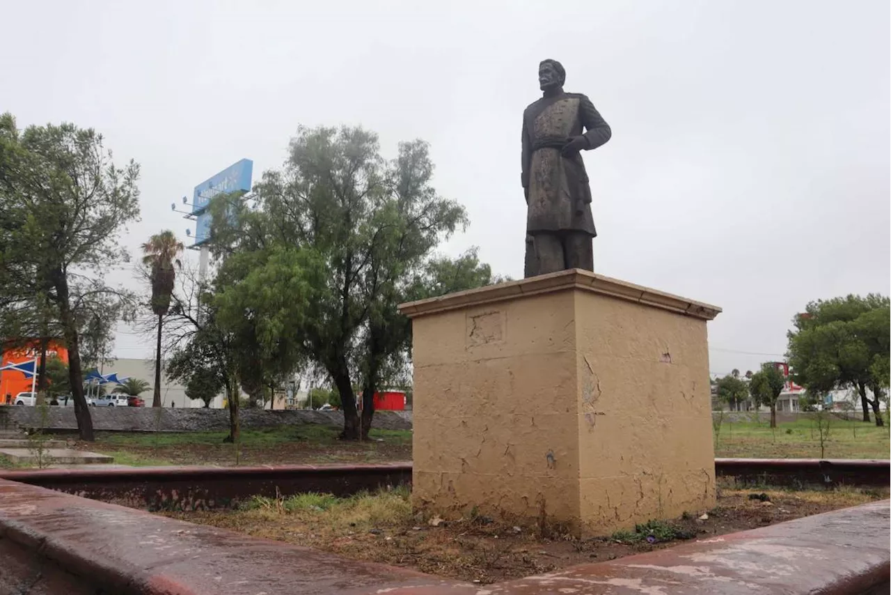 Lluvia ácida borra el rostro de estatuas de Paseo de la Reforma en Saltillo