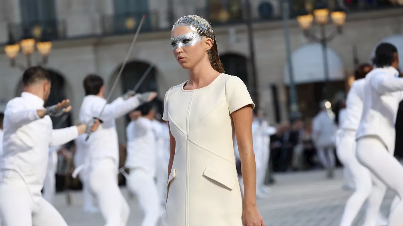 Lila Moss: Diesen futuristischen Look – samt Frisur – präsentierte sie bei VOGUE World 2024 in Paris