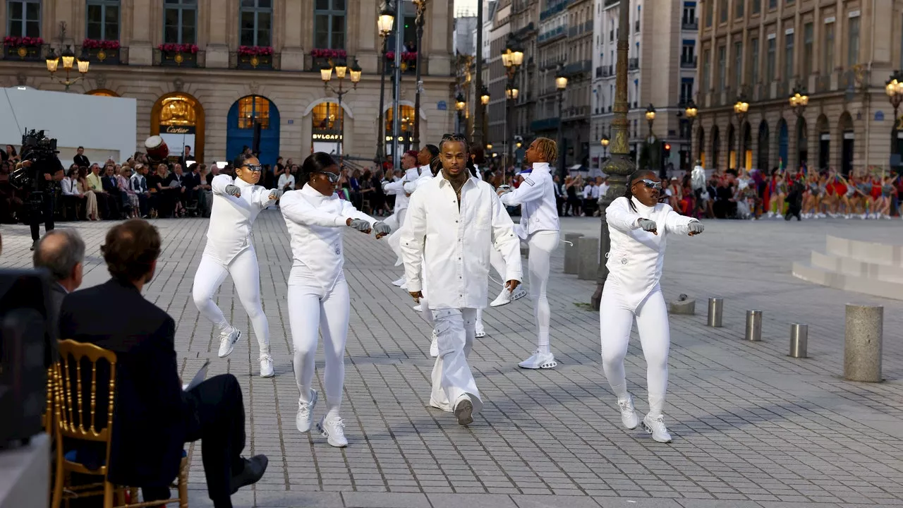 Le rappeur Kalash fait une apparition remarquée sur la place Vendôme pour Vogue World : Paris