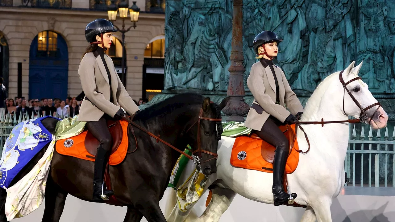 Kendall Jenner y Gigi Hadid desfilan a caballo en Vogue World 2024 en París