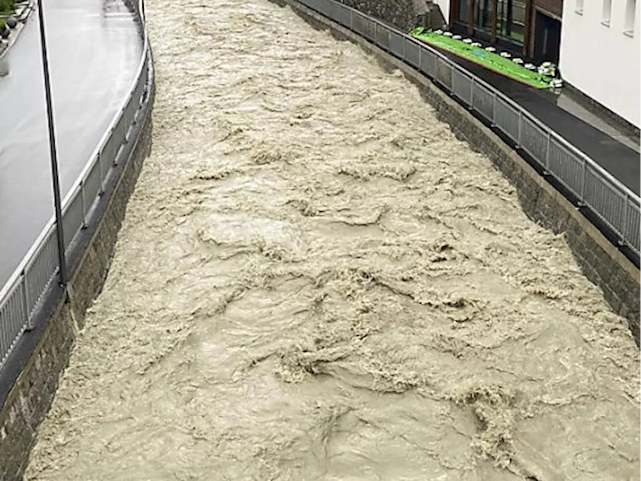 Schweiz: Weiter drei Vermisste nach Hochwasser