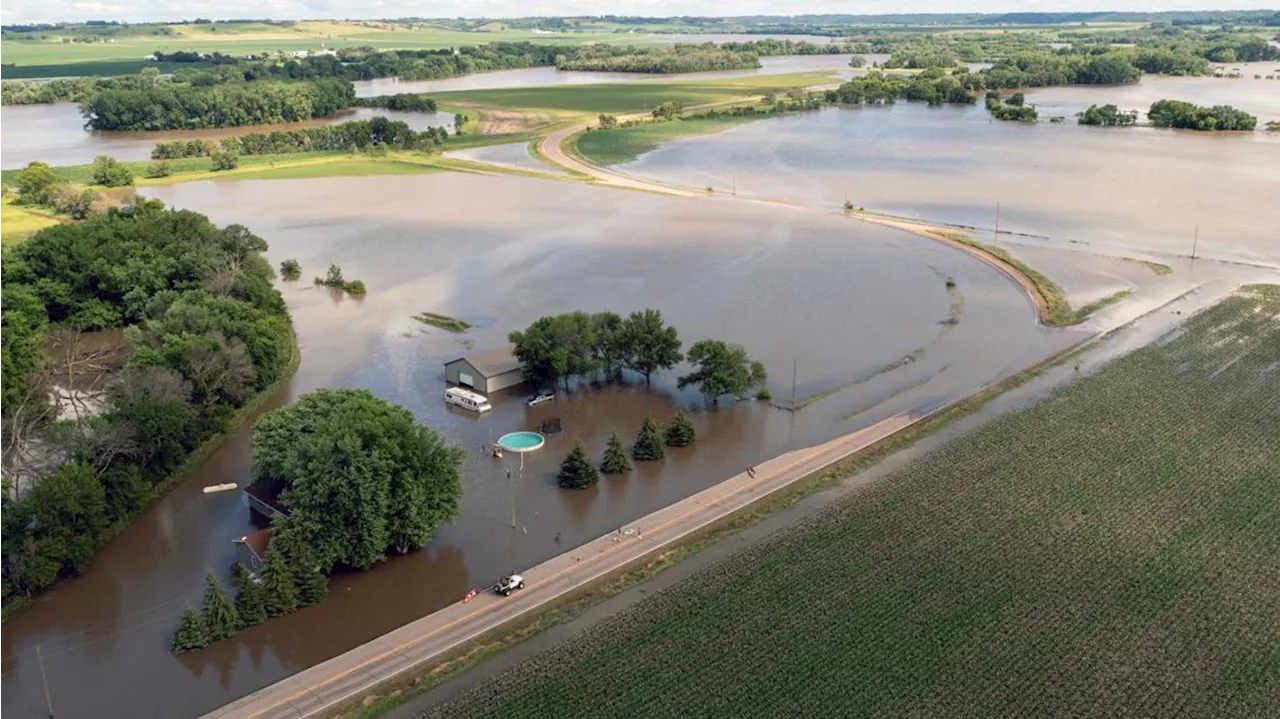 Sweltering temperatures persist across the US, while floodwaters inundate the Midwest
