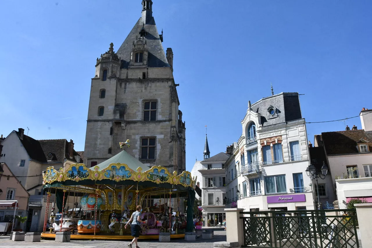 Début de feu sur un véhicule dans le parking place Métézeau en centre-ville de Dreux