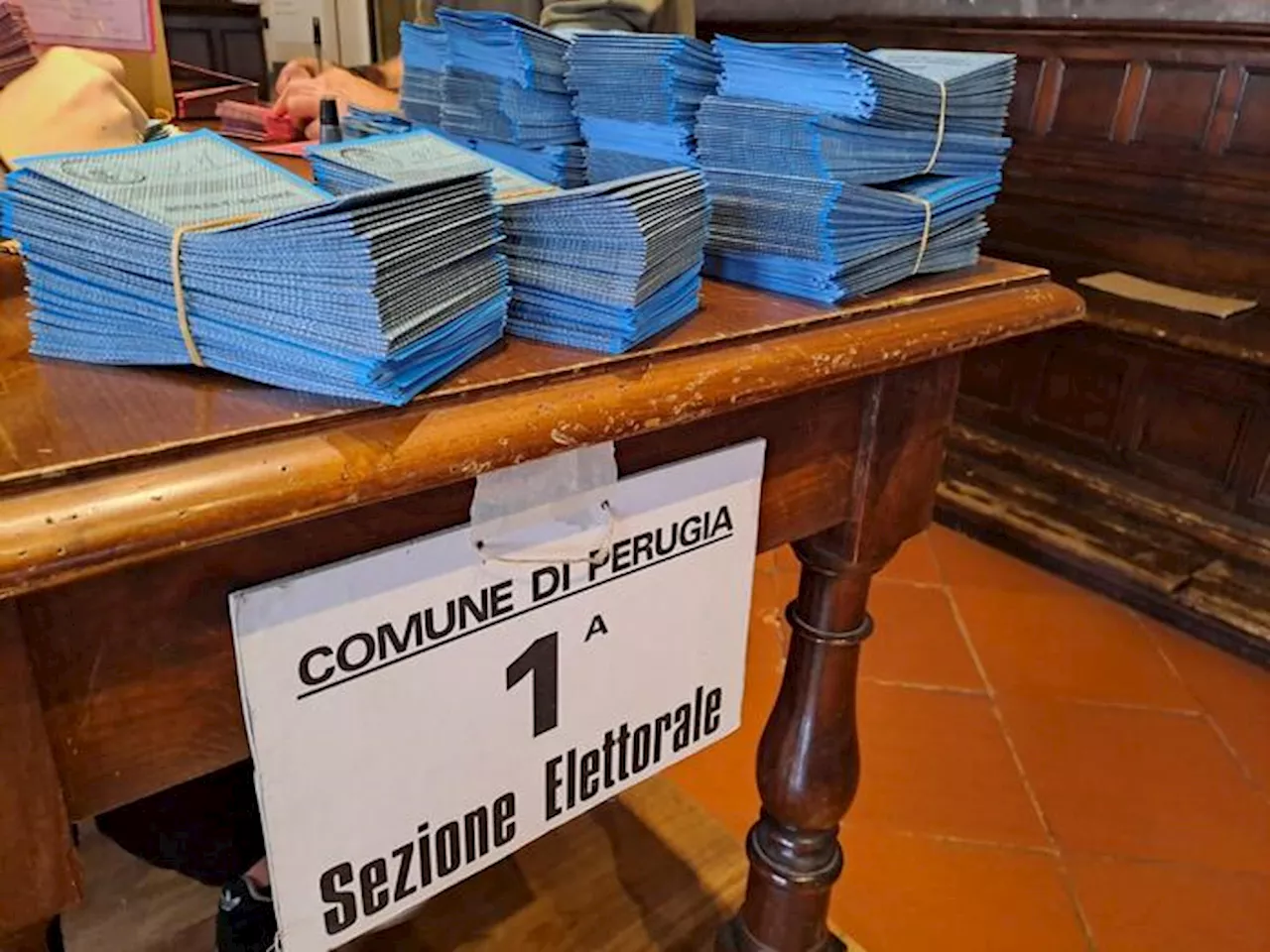 Riaperti dalle 7 i seggi per i ballottaggi, affluenza in netto calo