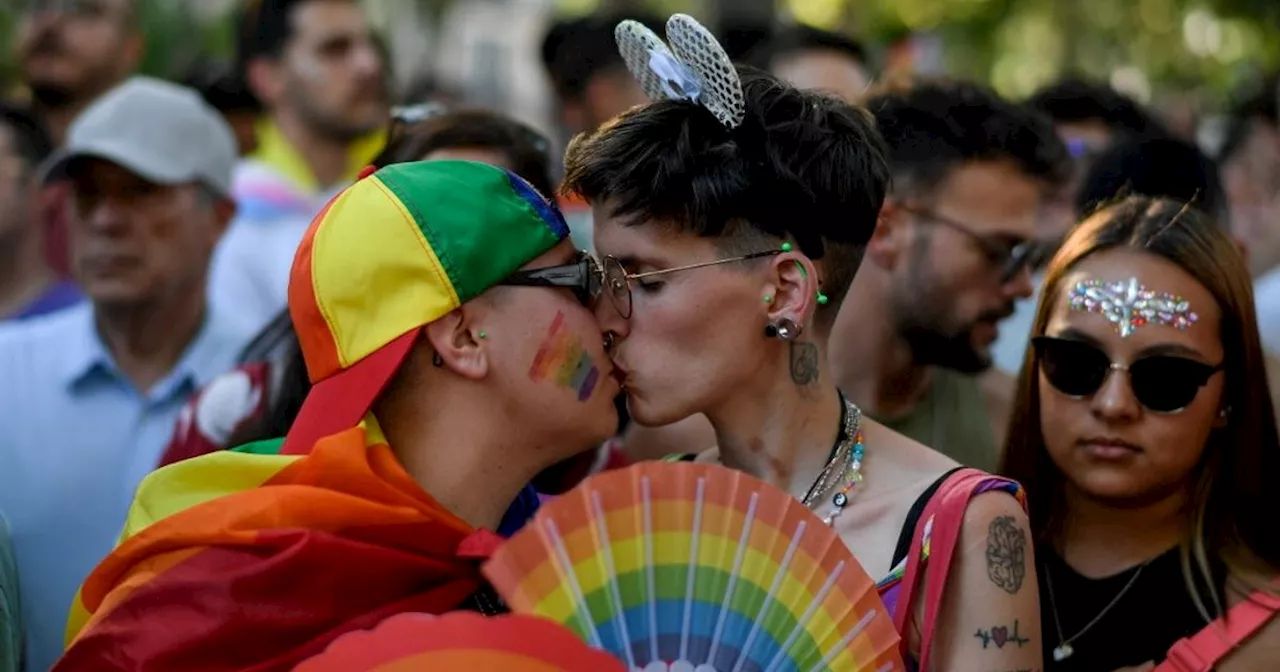 Niente bandiera arcobaleno e niente acronimo LGTBI+: il manifesto del Madrid Pride scatena le proteste