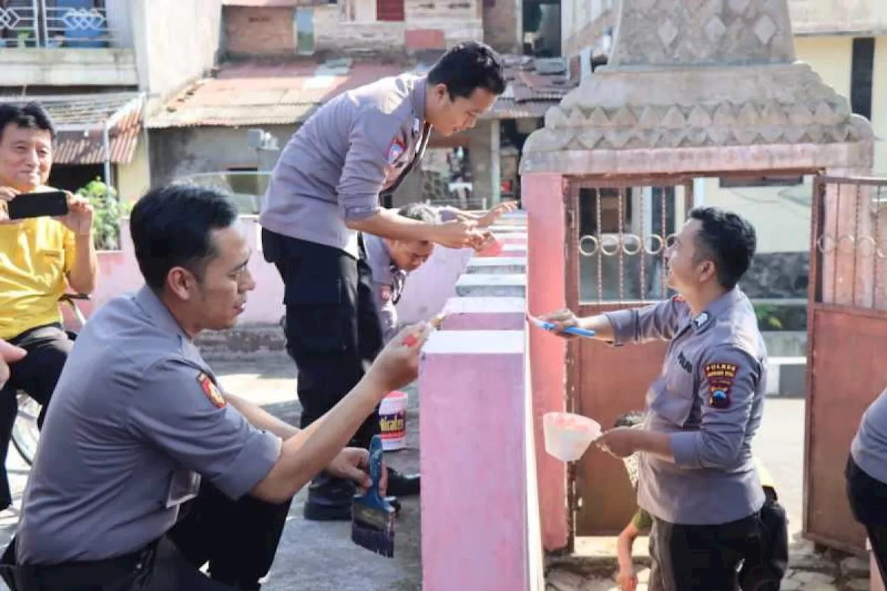 Polres Pasaman Barat adakan bakti religi bersihkan masjid