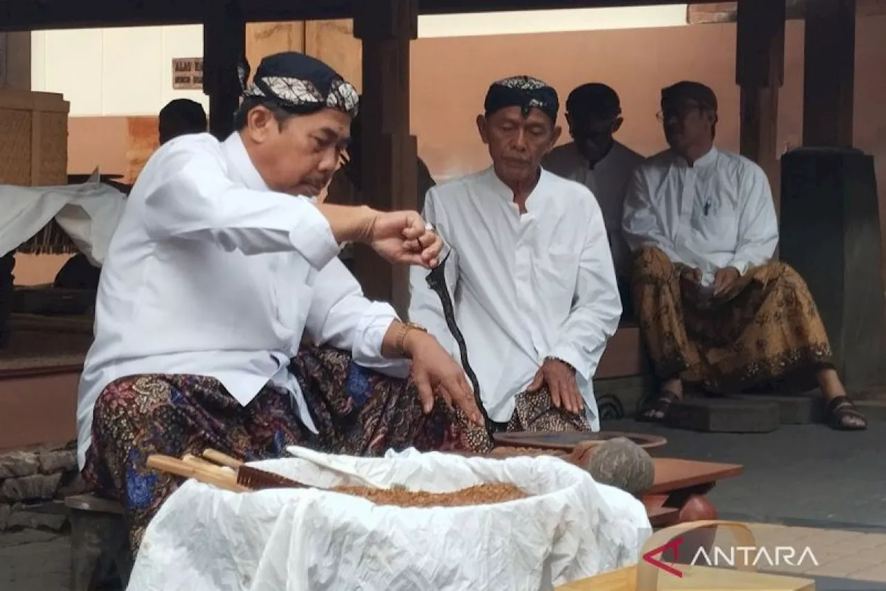 Tradisi penjamasan keris Sunan Kudus ternyata masih dilestarikan