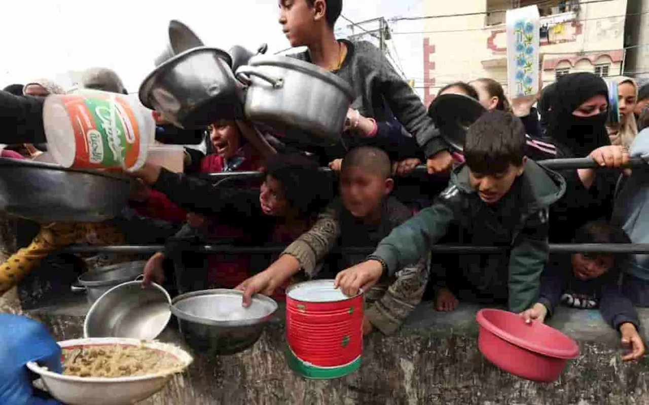 Niños mueren por desnutrición en Gaza, alimentos siguen sin poder entrar al territorio