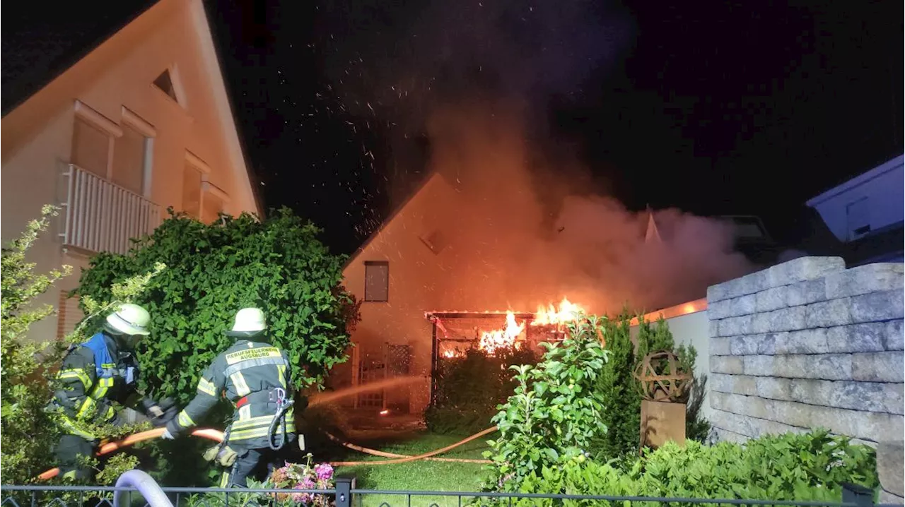 Garage in Brand: Feuerwehr schützt Haus vor Flammen