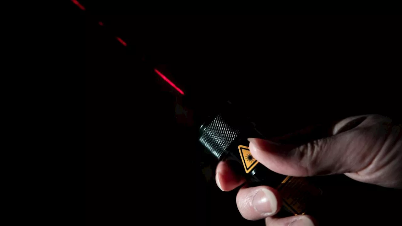 Jugendlicher richtet Laserpointer auf S-Bahn-Fahrerin