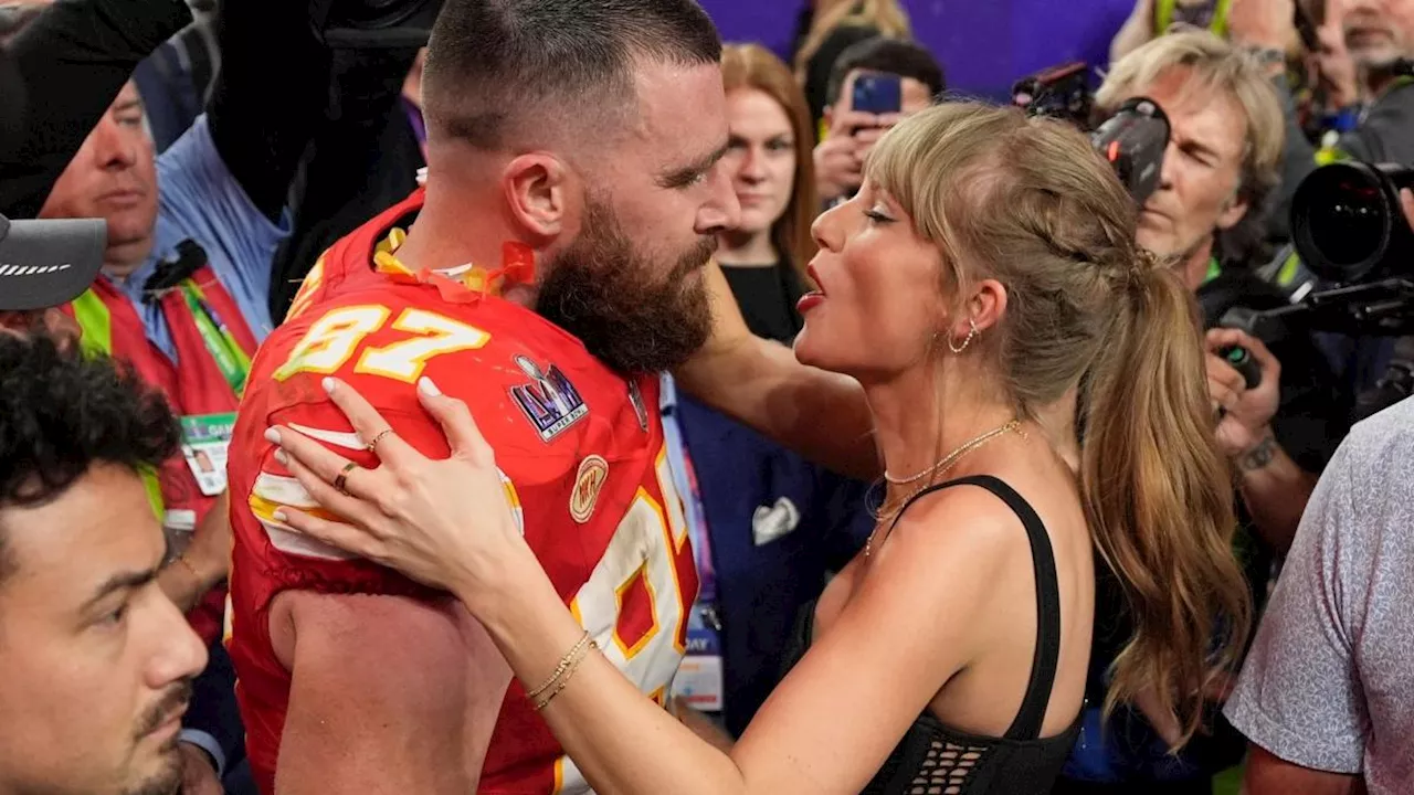 Travis Kelce bei Konzert von Freundin Taylor Swift auf Bühne