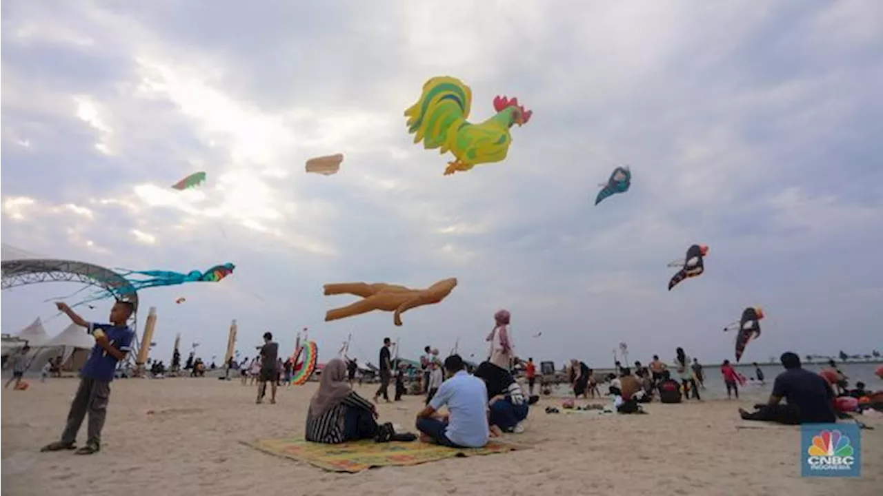 Ada Penampakan Ayam dan Kuda Laut Raksasa Terbang di Atas Pantai Ancol