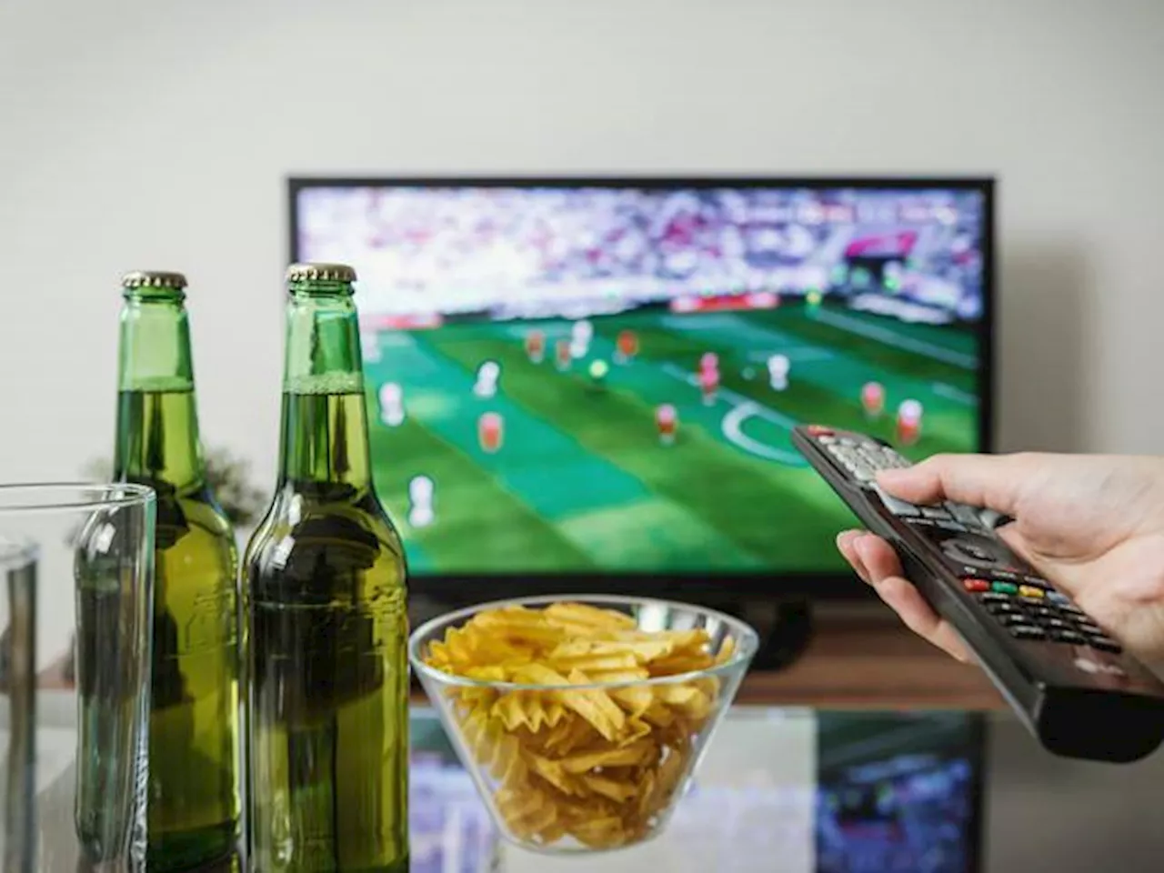 Guardare Europei e Olimpiadi in tv induce a mangiare di più: lo dice la scienza