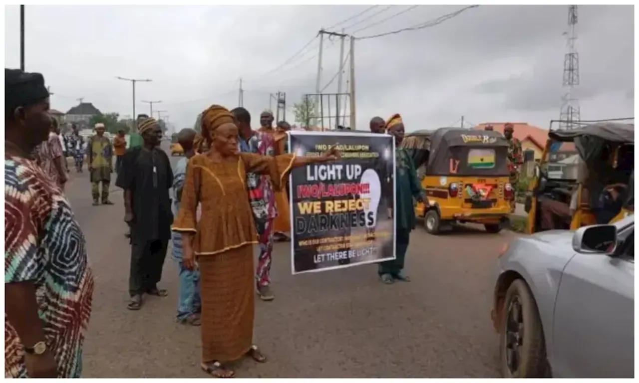 Blackout: Angry residents storm IBEDC office over erratic supply of electricity [PHOTOS]