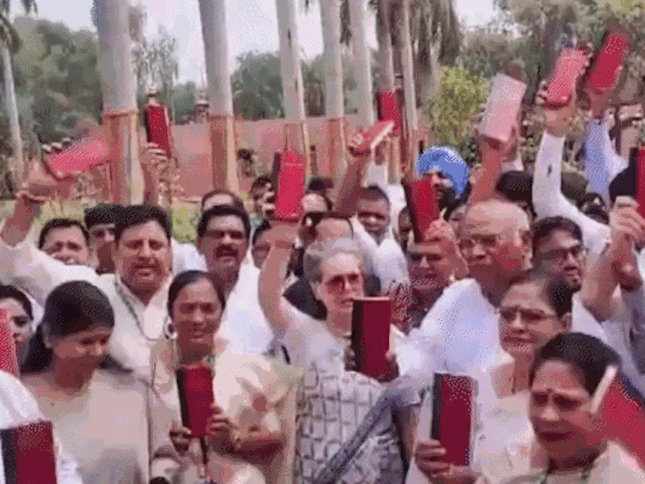 भर्तृहरि महताब को प्रोटेम स्पीकर बनाने पर विपक्ष का प्रदर्शन: लोकसभा के बाहर सोनिया ने संविधान की कॉपी लहरा...