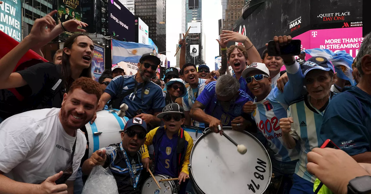 Video: el banderazo argentino y 'feliz cumple para Messi' en pleno Time Square de Nueva York