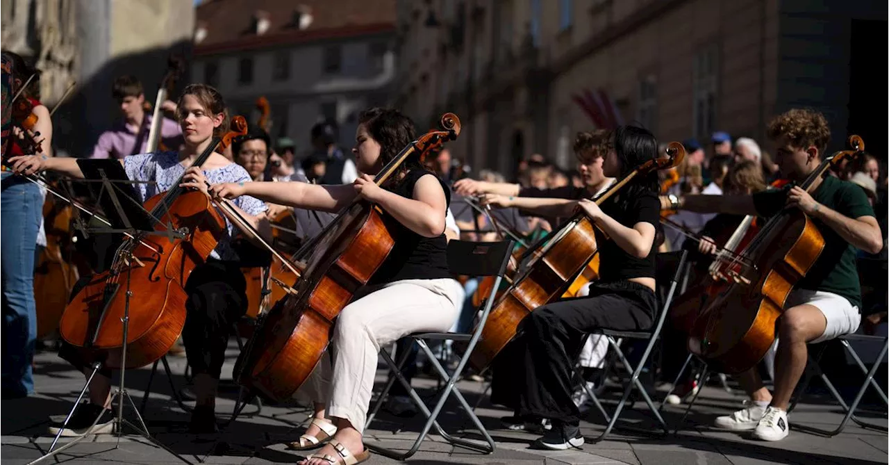 Jugendlicher „Kulturexport“ aus Wien bei Pariser Kulturolympiade