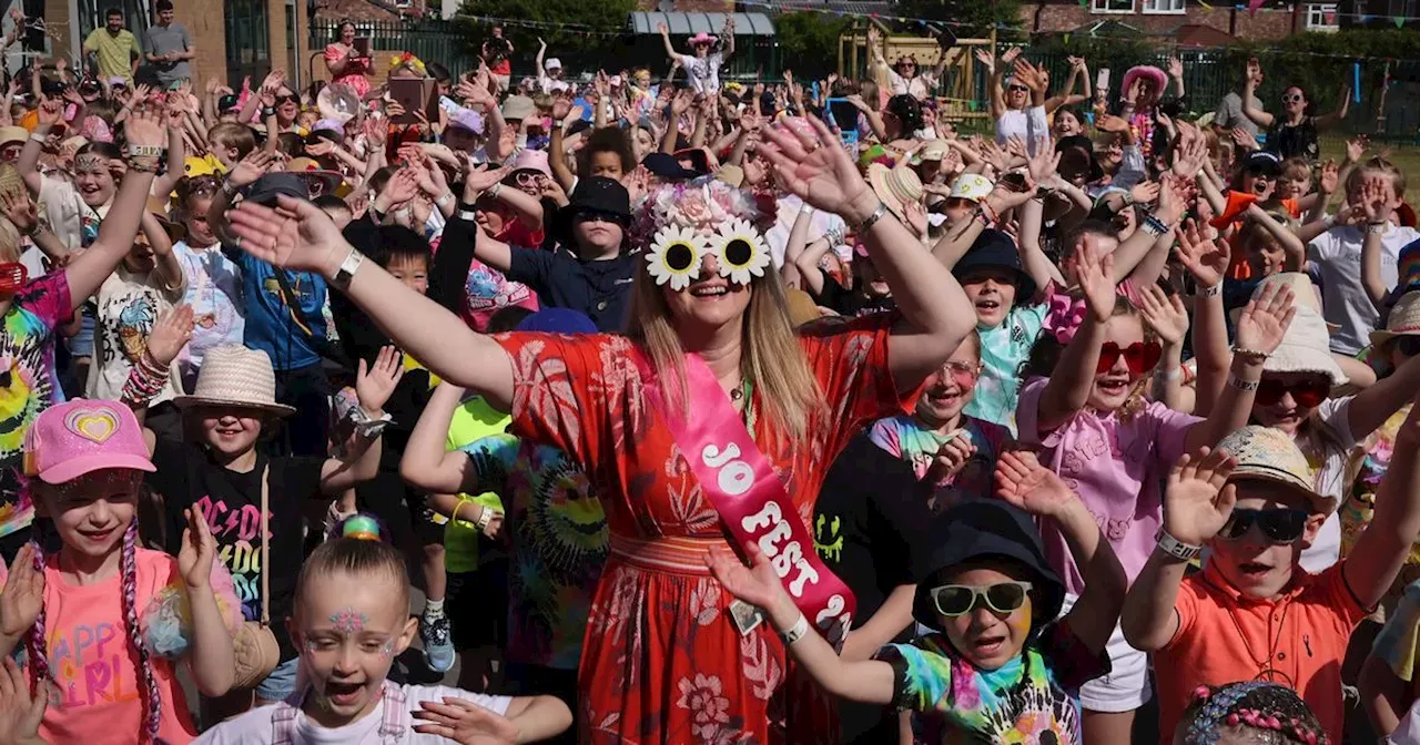 Heartwarming moment kids surprise headteacher as she walks in