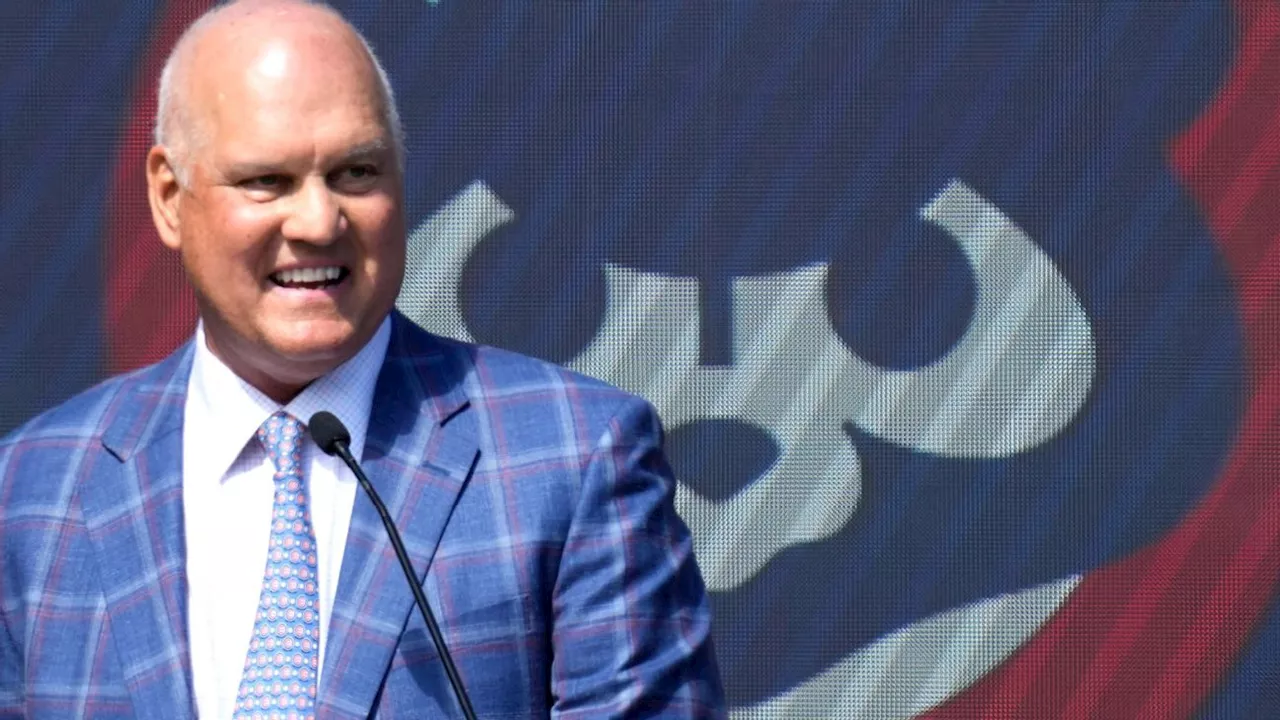 Chicago Cubs unveil Ryne Sandberg's statue at Wrigley Field