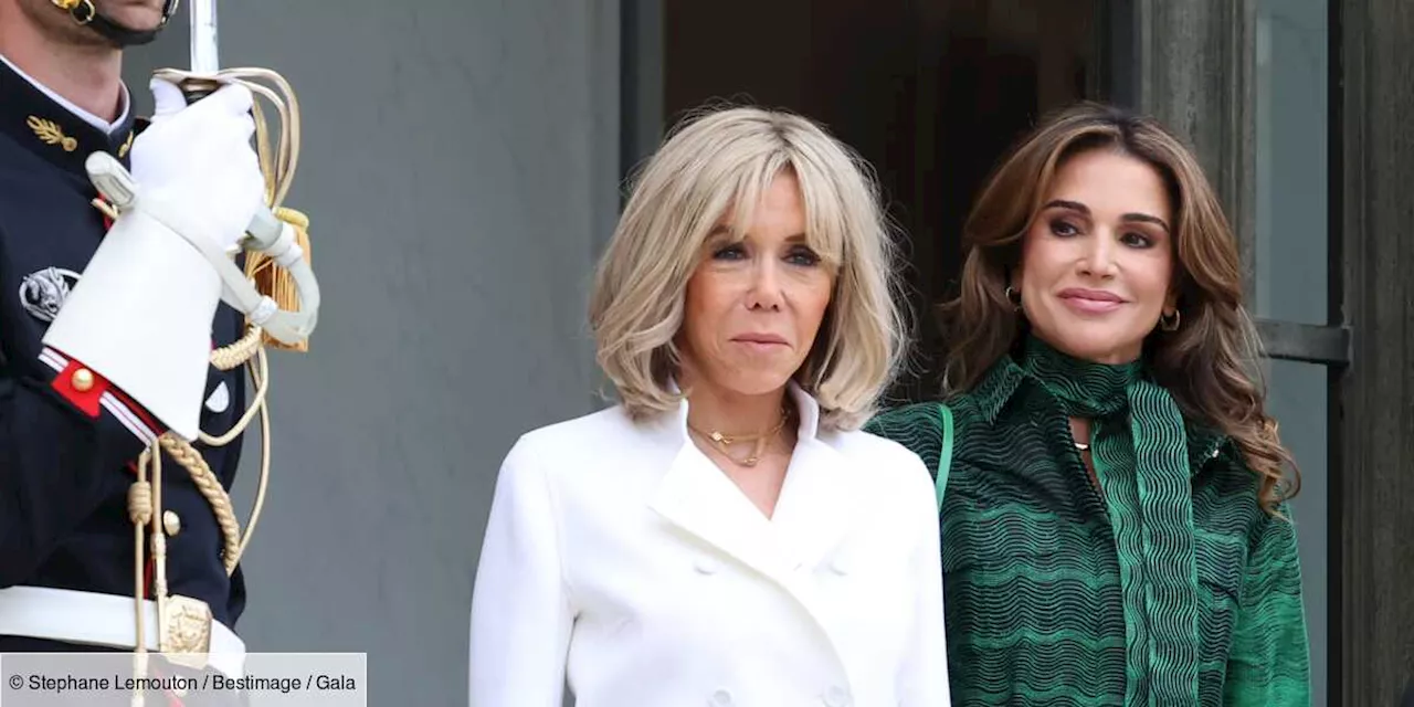 – Brigitte Macron radieuse pour accueillir le couple royal de Jordanie : en tailleur mini-jupe blanc,...