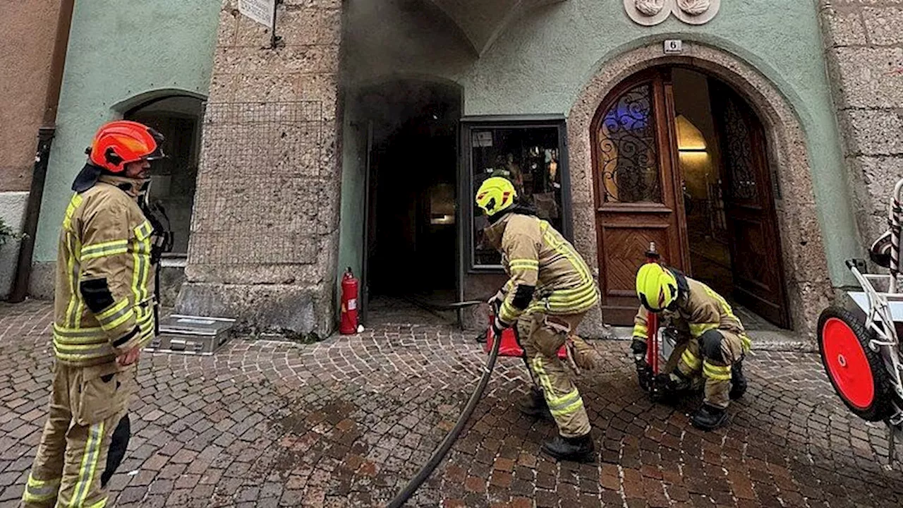 Brand in Geschäft – Polizei evakuiert Bewohner