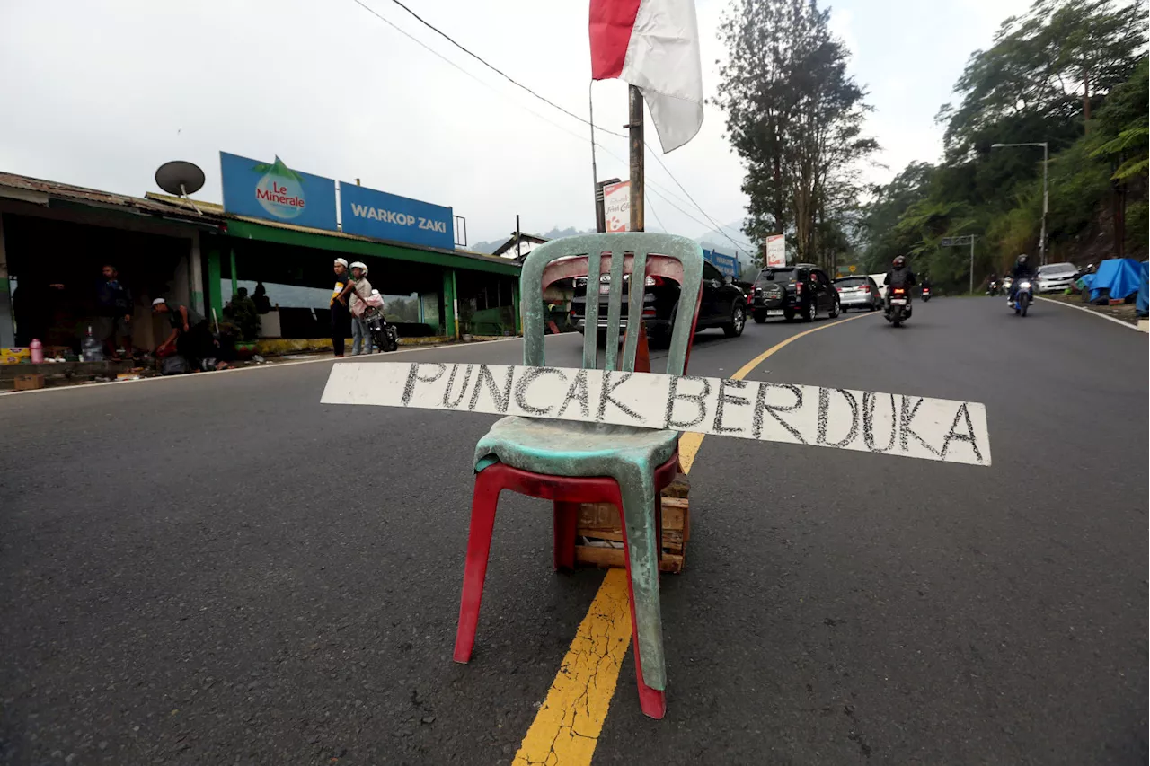 Pembongkaran Kios Pedagang Kaki Lima di Puncak