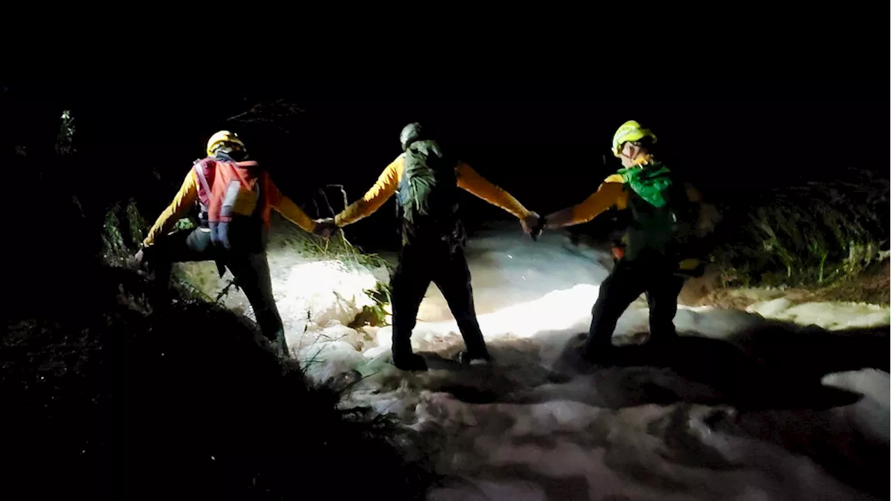 20 people rescued after becoming stranded by rising flood waters in Grandstaff Canyon