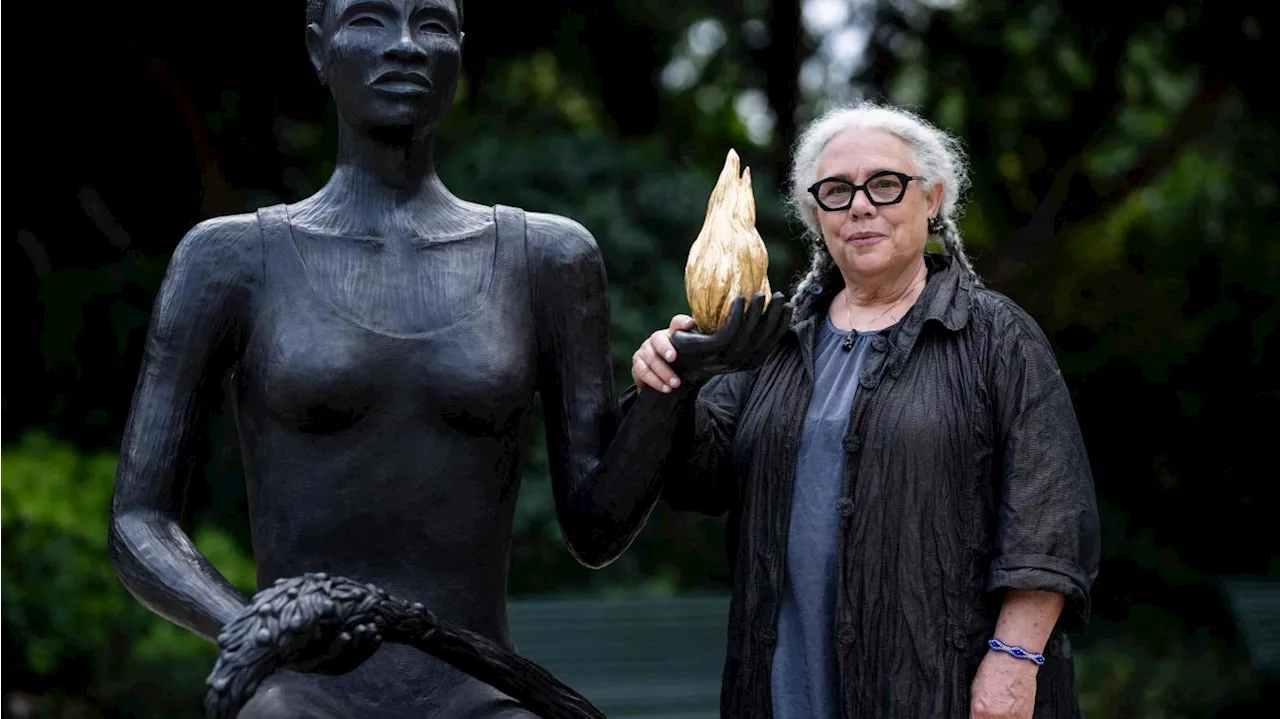 JO 2024 : une sculpture « multiculturelle », représentant une femme noire portant la flamme, dévoilée à Paris