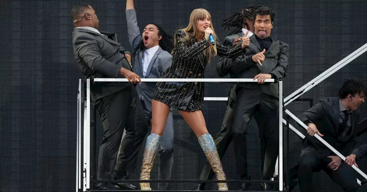 Taylor Swift presenta a Travis Kelce en concierto de su gira Eras en Londres