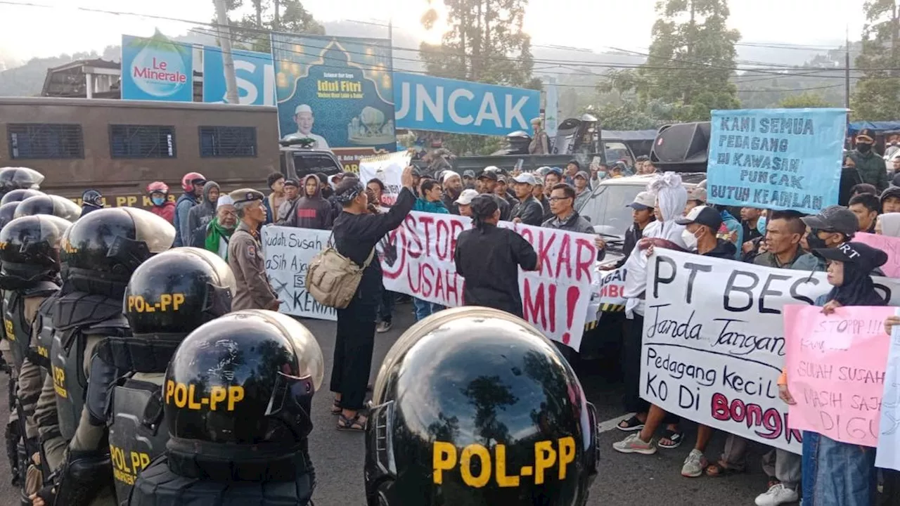 Sempat Dapat Perlawanan, Ratusan Lapak PKL di Puncak Bogor Dibongkar Satpol PP