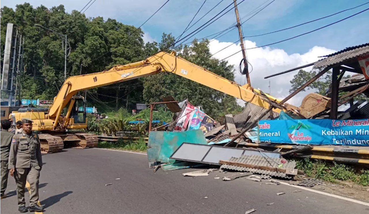 331 Bangunan PKL Liar di Puncak Dibongkar