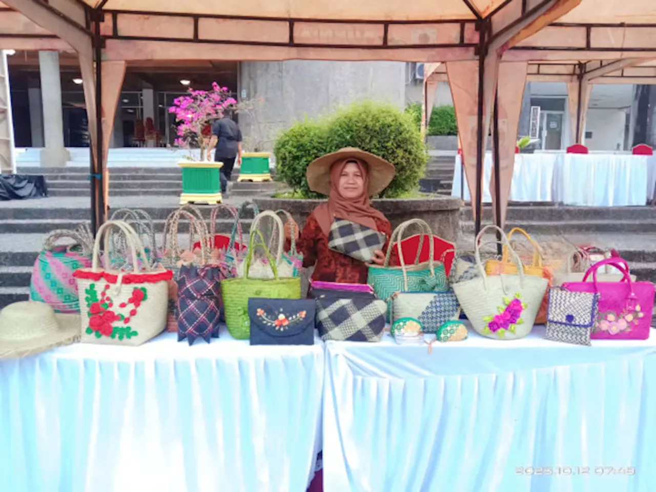 Yenni Walnita, Memberdayakan Perempuan Taratak dengan Anyaman Mansiang