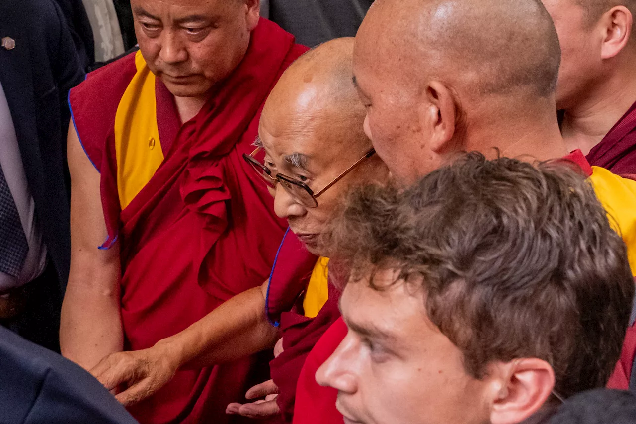 Dalai Lama arrives in US for knee treatment